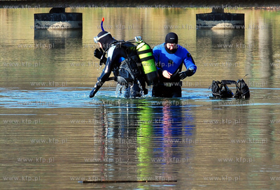 Jezioro Bieszkowickie. Nz. pletwonurkowie

31.03.2007

Fot....
