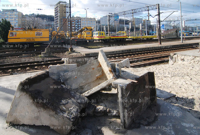 Gdynia. Remont peronu i torowiska Szybkiej Kolei Mejskiej
4.03.2008
Fot....