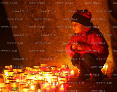 Swieto Zmarlych na szczecinskim cmentarzu centralnym.
Jest...
