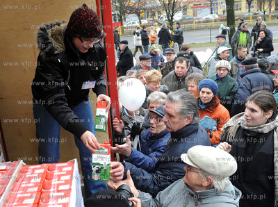 Szczecin. Hodowcy bydla przed jednym ze szczecinskich...