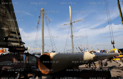 Gdansk. Stocznia Remontowa. Naprawa polamanych masztow...