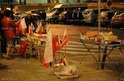 Warszawa. Trwa zaloba narodowa po katastrofie prezydenckiego...