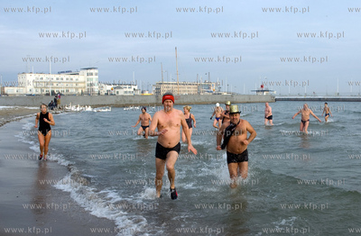 Gdynskie morsy zbieraly pieniadze na WOSP podczas niedzielnej...