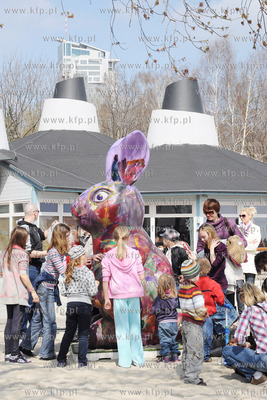 Gdynia dzieci malowaly wielkiego 2,5 metrowego zajaca...