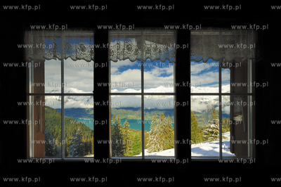 Szwajcaria. Jesienne Alpy, przykryte sniegiem z turkusowym...