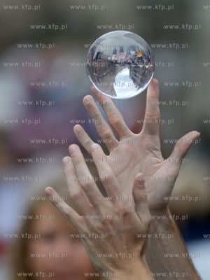 Pokaz zonglerki artystycznej w wykonaniu Krzysztofa...