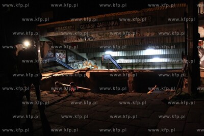 Ulewa podmyla chodnik przed dworcem skm na Zabiance,...