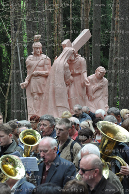 Tysiące pielgrzymów uczestniczyło w drodze krzyżowej...