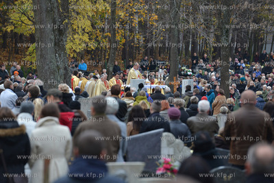 Dzien Wszystkich Swietych na cmentarzu parafialnym...