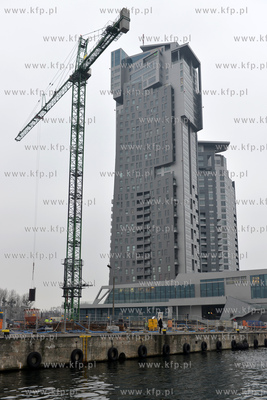 Gdynia. Na terenie sasiadujacym z apartamentowcem Sea...