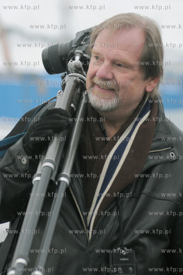 Gdynia. Fotoreporter Chris Niedenthal fotografuje Dworzec...