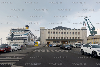 Przy Nabrzezu Francuskim w gdynskim porcie cumowal...