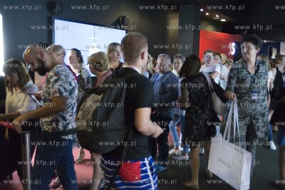 43. Festiwalu Polskich Filmów Fabularnych. Tłum przed...