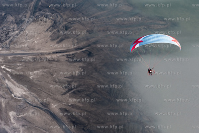 Paralotnia nad wodami Zatoki Puckiej. 13.04.2009 fot....