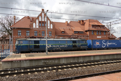 Zabytkowy budynek dworca kolejowego w Pszczółkach....