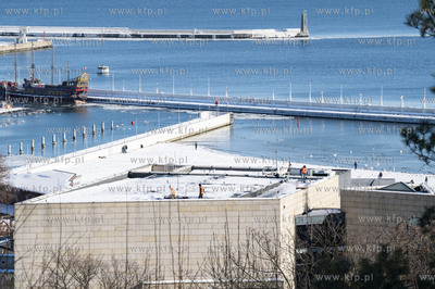 Gdynia. Zimowy widok z Kamiennej Góry. Odśnieżanie...