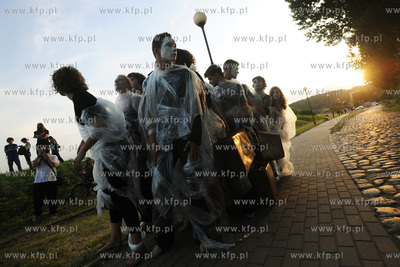 XIII edycja Festiwalu Teatrow Ulicznych FETA. TEATR...