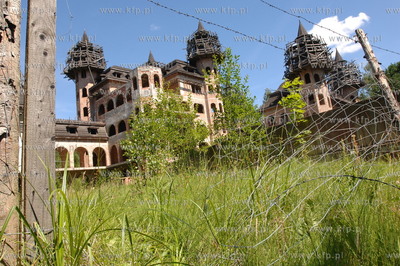 Zamek w Lapalicach, polozony jest miedzy Chmielnem...