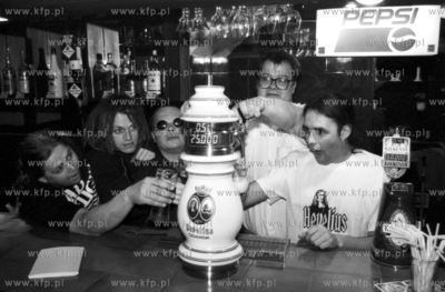 Zespol Big Cyc z wlascicielemi pubu Tomkiem Rzepnickim...