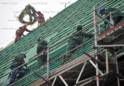 Dzien zawieszania wiechy na remontowanym dachu kosciola...