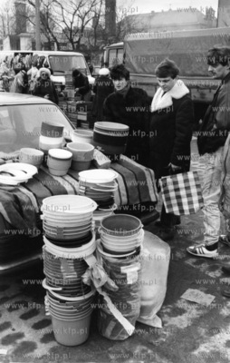 Plastikowe wiadra i miski sprzedawane prosto z samochodu...