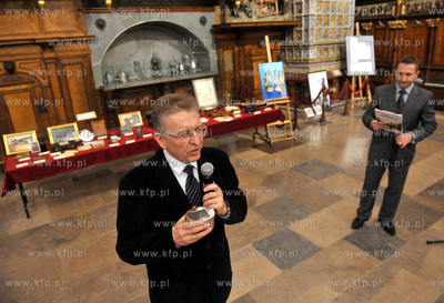 Gdansk. Dwor Artusa. Wystawa Skarby niezwykle, przedstawiajaca...