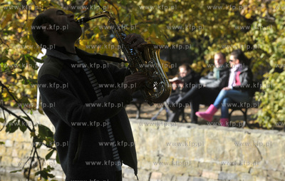 Park Oliwski w Gdansku Oliwie.  Saksofonista gra w...