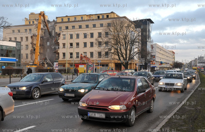 Wyburzanie dawnego Domu Towarowego PDT a obecnie Galerii...