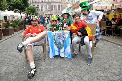 Gdansk, ul. Piwna. Irlandzcy i hiszpanscy kibice bawia...