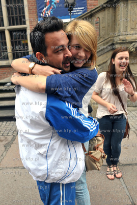 Bezplatne przytulanie przed Ratuszem Głownomiejskim...