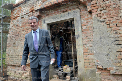 Renowacja grobowca Gralathow w Sulminie gmina Zukowo...