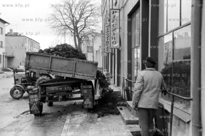 Dostawa wegla w Sierakowicach na Kaszubach. 02.1991...