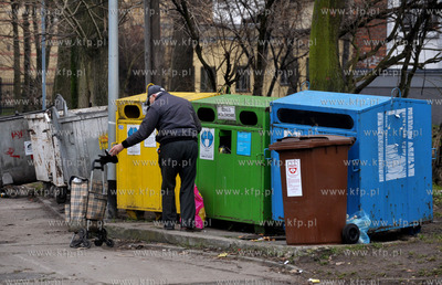 Gdansk. Smietniki do segregacji opsapdow na ul. Krosnej....