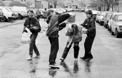Gdansk Zaspa, smigus dyngus na ul.Pilotow. 21.04.1992...