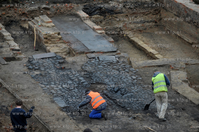 Gdansk. Prace archeologiczne przy ul. Dlugie Ogrody....