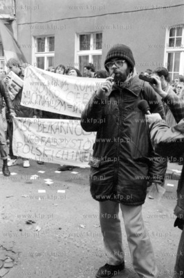 Kontrmanifestacja anarchistow z Januszem P. Waluszko...