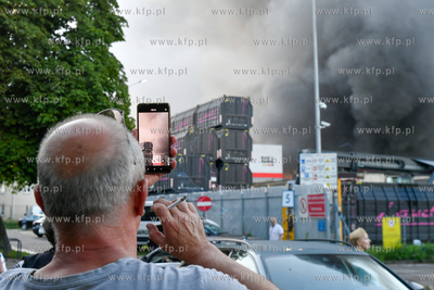 Pożar hali magazynowej w Nowym Porcie w Gdańsku....