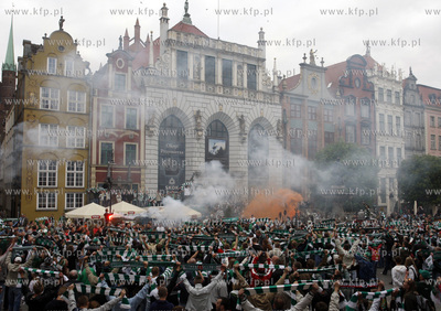 Gdansk. Ul. Dlugi Targ. Kibice Lechii Gdansk swietuja...