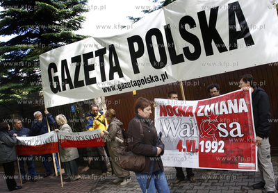 Gdansk. Ul. Polanki. Pikieta czlonkow Klubu Gazety...