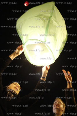 Gdansk. Plac Kobzdeja. Mieszkancy Gdanska wypuszczaja...