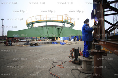 Gdynia. Zaladunek elementow tzw. stacker reclaimer,...