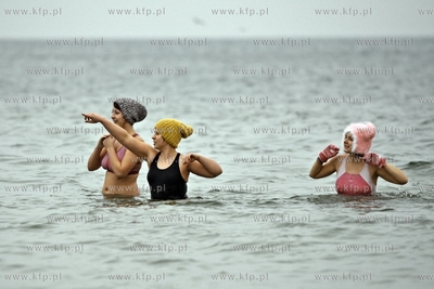 Noworoczna zimowa kapiel  gdanskich morsow na plazy...