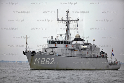 Do gdyńskiego portu wpływają okręty wojenne,  które...