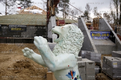 Uroczystosc zawieszenia wiechy na budowanym budynku...