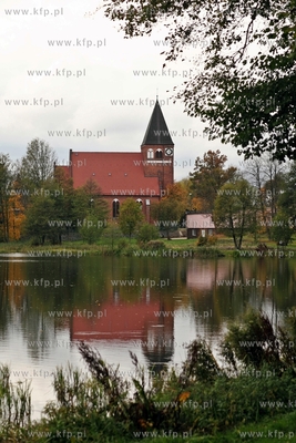 Jezioro przywidzkie. Kosciol p.w. Matki Bozej Rozancowej.
17.10.2014
fot....
