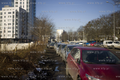 Zaparkowane auta przy al. Legionów w Gdyni.
15.02.2017
fot....