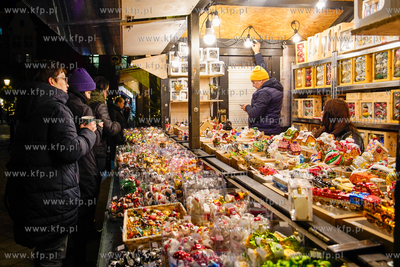 Jarmark Bożonarodzeniowy w Gdańsku. Stoisko z bombkami....