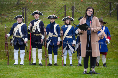 Góra Gradowa. Flagi dla mieszkańców i turystów...