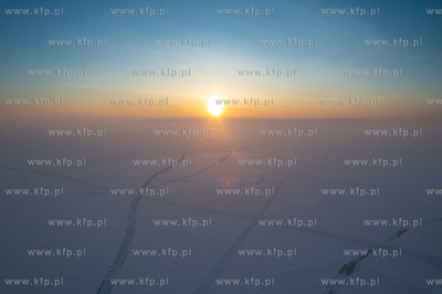 Zima na Mierzei Wiślanej. Krynica Morska. Wschód...