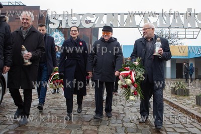 Gdańsk, Składanie kwiatów pod Pomnikiem Poległych...